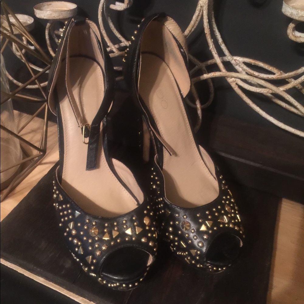 Black Aldo stacked, platform heels with gold studs